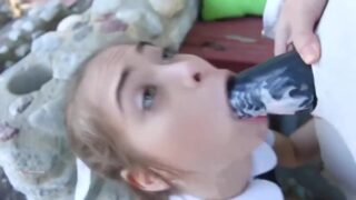 Riley Reid przyjmuje głębokie analne pierdolenie zatyczką analną