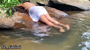 Sri Lankan natural beauty gets fucked while bathing