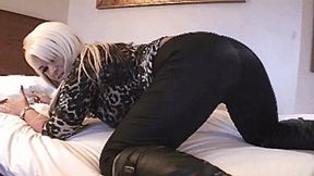 Hot loud farts in tight leggins - HD WMV