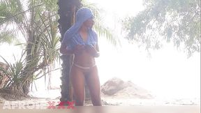 Curvy ebony babe shakes her big booty in public