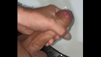 Punheta no banheiro