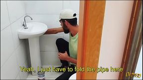 Paguei pro encanador desentupir a pia e entupir o meu cu (COMPLETO NO RED)