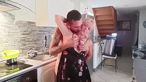 Il Se Tape Sa Vieille Voisine Dans La Cuisine