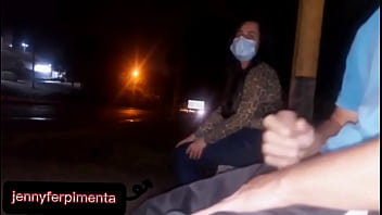 s&eacute_rio!! eu corro o risco de colocar meu pau na frente dessa jovem esperando o &ocirc_nibus... como ela vai reagir?
