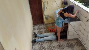 Hotwife casada paga encanador quicando no pau enquanto o marido trabalha