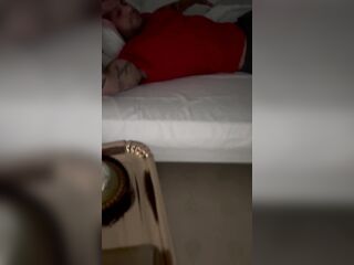 Priscilla Salerno porta la colazione ad un fan e lo scopa forte
