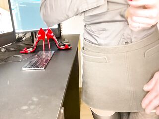 SECRETARY IN NYLON NYLONS GETS ON THE DESK