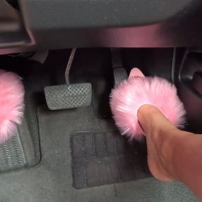 I press the pedal Honda in pink heels