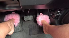 I press the pedal Honda in pink heels