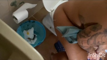 Ruiva faz um convite aos amigos pra vim em seu apto de praia e a suruba rolou solto com.muita rola na buceta e gozada na cara
