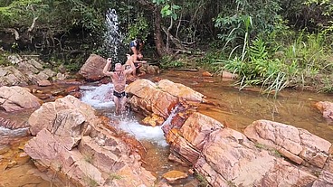 Risky sex on the waterfall trail with a lot of adrenaline and we were dying of fear of being caught, the big dick came inside my ass. Luna Oliveira e Vagninho