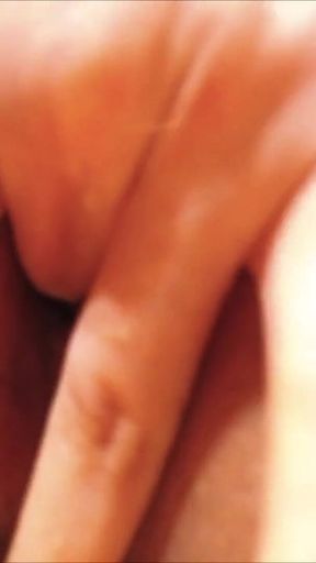 Girl Cumming & Xtreme Closeup Squirts