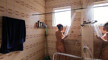 Espiando minha vizinha tomar banho Ela me pegou Gostou e me chamou para entrar