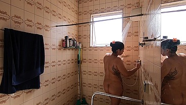 Espiando minha vizinha tomar banho Ela me pegou Gostou e me chamou para entrar