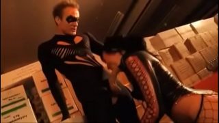 Superhjälte-cosplayer suger kuk och knullar i ett lager