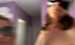 Ses amies se baisent au gode ceinture