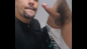 Tomei no rabo gostoso dentro do banheiro do mercado