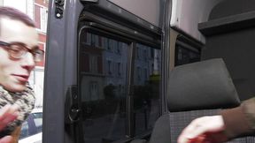 des mecs baisent dans un bus sur la route en exhib