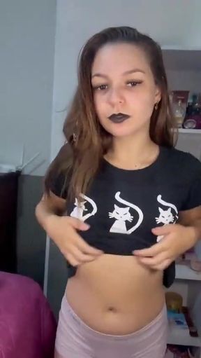 Amateur onlyfan shows off her tits