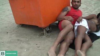 Casal transando na areia da praia de Fortaleza Cear&aacute_. ( V&iacute_deo completo no xvideos red )