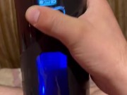 Maquina que hace garganta profunda lo chupa bien rico y fuerte, explosión de leche al final del vide