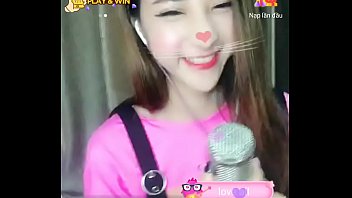 Em g&aacute_i xinh xắn ngồi h&aacute_t tr&ecirc_n livestream Uplive