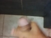 Corriéndomela pensando en mi sexy vecina y acabada