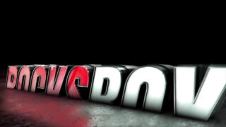 Η νεαρή, μαύρα σταρ με τατουάζ, Ροκ Ροκάφελα, κάνει ένα χάλια χύσιμο στο στόμα της