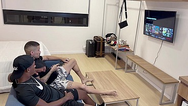 ASSISTINDO O JOGO COM MEU AMIGO, PAU DELE FICOU DURO, NÃO RESISTI E DEIXEI ELE LEITAR MEU CU.
