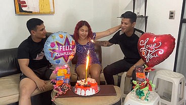 Hijastros le Celebran el Cumpleaños a su Madrastra y de Regalo Sorpresa 2 Pollas para Follarla por el Culo
