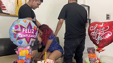 Hijastros le Celebran el Cumpleaños a su Madrastra y de Regalo Sorpresa 2 Pollas para Follarla por el Culo