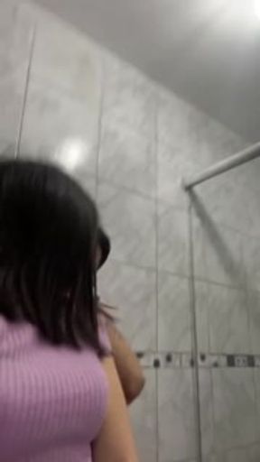 me coge en el baño de la fiesta de hallowen , la gente pide que nos apuremos🤤