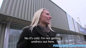 PublicSex Sexy aussehende Blondine nimmt Bargeld für Sexangebot von Fremdem