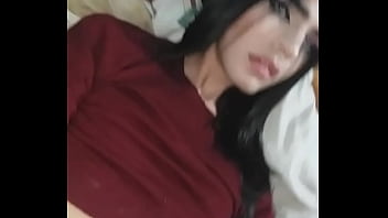 Chilena caliente masturba su rica verga acabando en su ombligo manchando su ropa