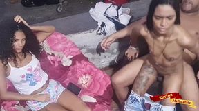 velho brocha consegue comer suas duas enteadas depois de tomar dois tadalafila