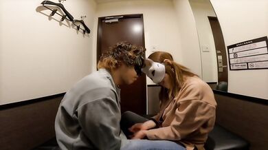 Married woman who comes to a comic café with her husband and gets Nakadashi by shaking her own hips