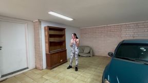 minha vizinha safada estacionou o carro na frente do meu pra me chamar e transarmos - evezzini