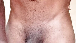 Des étalons noirs se masturbent, pénètrent des culs serrés et éjaculent dans des jeux amateurs.