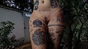 mulher tatuada totalmente nua se exibindo