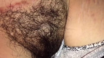 jugando con sus pezones cuando mi mujer d.