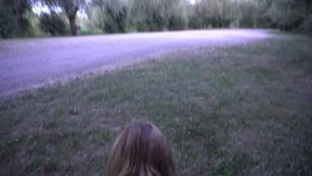 elle me branle sur le bord de la route puis je la prends en levrette et �jacule sur son petit anus
