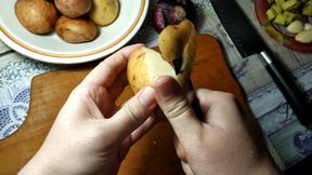Ukrainian guy DihMonk pauses cooking and puts on a glove for some solo cumshot