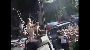 Couple baise sur sc&egrave_ne pendant concert