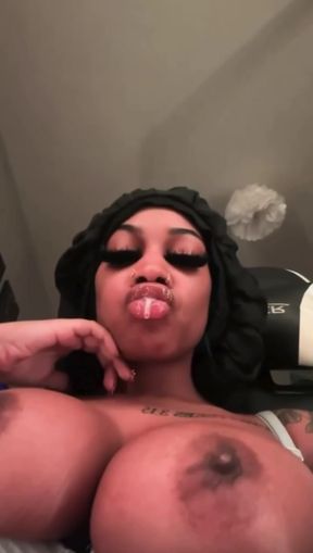 Amateur onlyfan shows off her ass