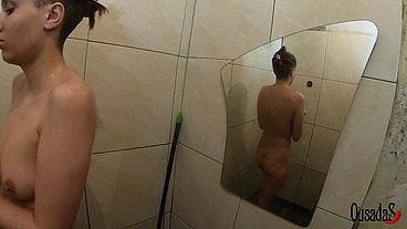 A novinha foi flagrada no banho se preparando para o trabalho - Luara Amaral