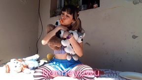 bonneyuwu - 11:01 juego con mis peluches y me tiro leche con mi chupete