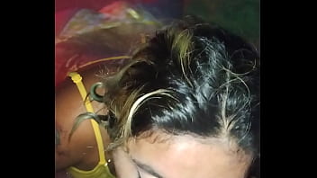 Puta mexicana mamando verga en la piscina sin miedo ser vista por los vecinos
