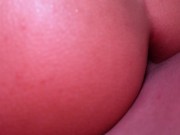 Recibe tremendo creampie anal mientras su culo chorrea sus jugos