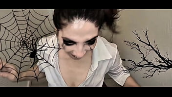 Halloween! No se aguant&oacute_ nada antes de la fiesta de Halloween mi amiga se prendi&oacute_ de mi verga