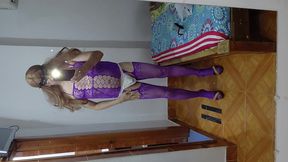 hombre de color con una gigantesca y gruesa vergota folla a maduro crossdresser en lenceria morada y se excita y acaba dentro de su culo llenandolo de su leche
